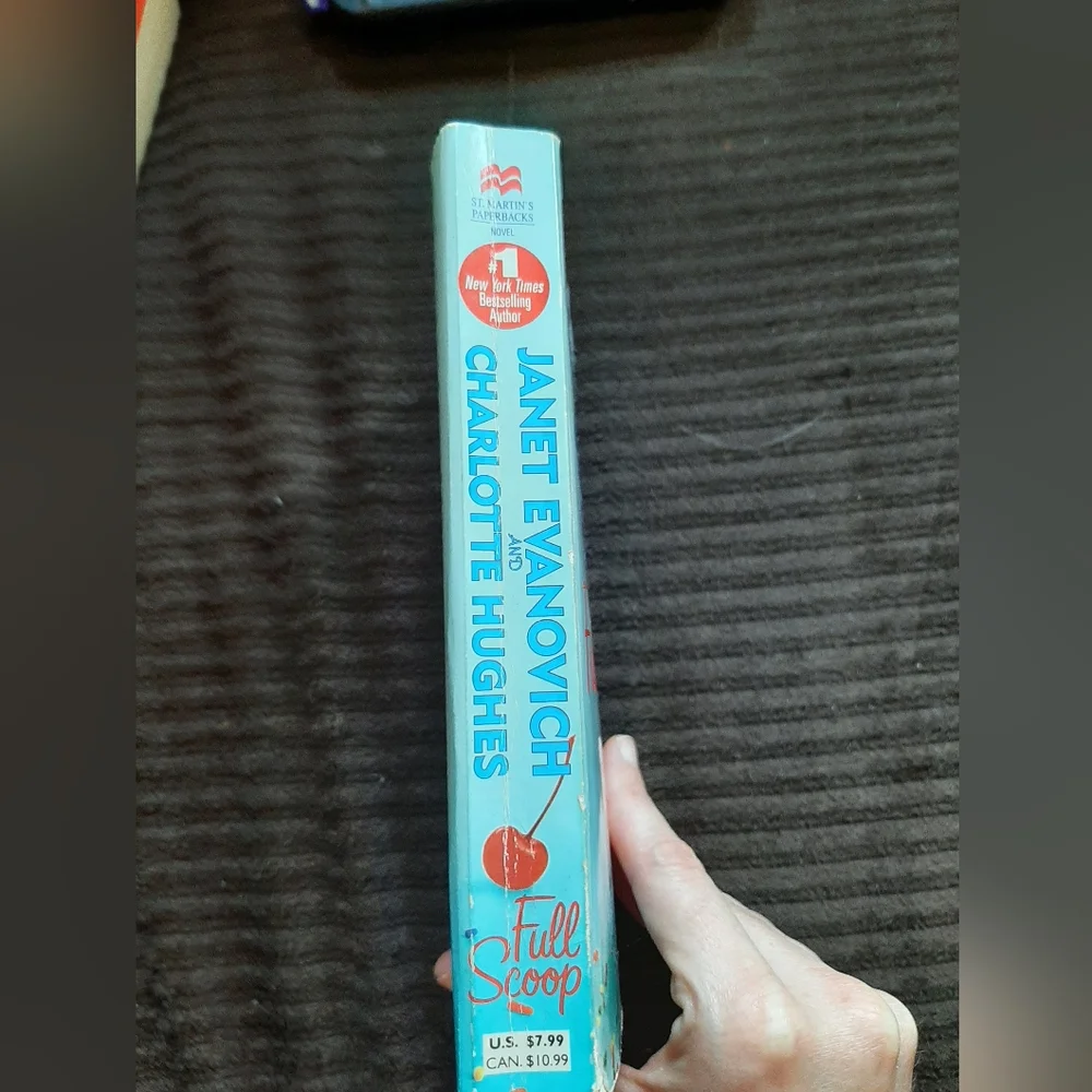Full Scoop by Janet Evanovich and Charlotte Hughes